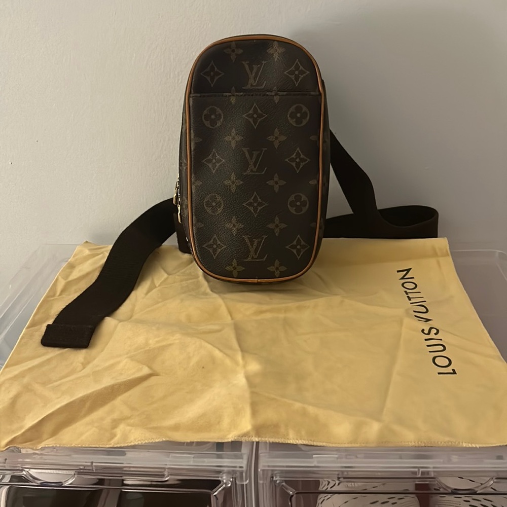 COPY - 100% authentic Louis Vuitton Fanny Pack